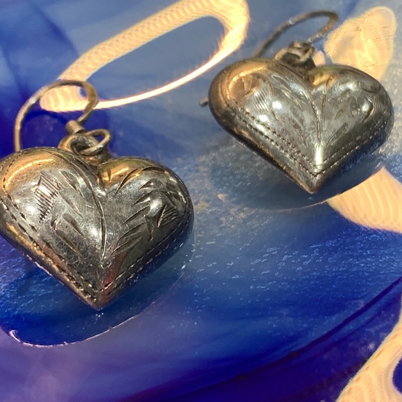Vintage Etched Sterling Puffy Sweetheart Dangle Earrings - Picture 4 of 12